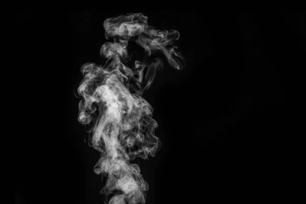 Perfecto vapor blanco rizado místico o humo aislado sobre fondo negro. Niebla o niebla de fondo abstracta —  Fotos de Stock