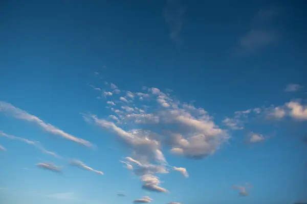 Cielo dramático con nubes tormentosas. Cielo azul con nubes blancas esponjosas. Fondo de cielo natural perfecto, fondo de pantalla — Foto de Stock