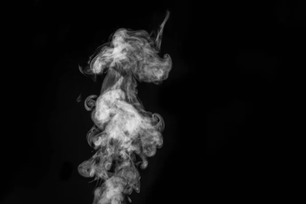 Idealna mistyczna kręcona biała para lub dym odizolowany na czarnym tle. Streszczenie mgły tła lub smogu — Zdjęcie stockowe