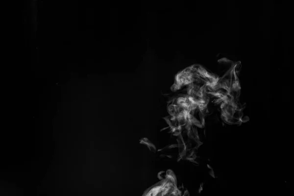 Perfecto vapor blanco rizado místico o humo aislado sobre fondo negro. Niebla de fondo abstracta o smog, elemento de diseño, diseño para collages. — Foto de Stock