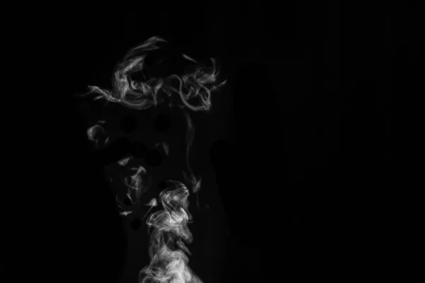 Bílý kouř na černém pozadí. Počítal jsem s kouřem na tmavém pozadí. Abstraktní pozadí, konstrukční prvek, pro překrytí na obrázcích — Stock fotografie