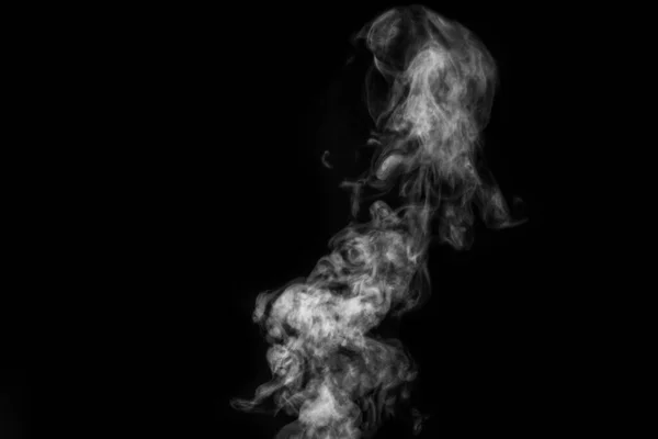 Perfektní mystické kudrnaté bílé páry nebo kouře izolované na černém pozadí. Abstraktní pozadí mlha nebo smog, designový prvek, dispozice pro koláže. — Stock fotografie