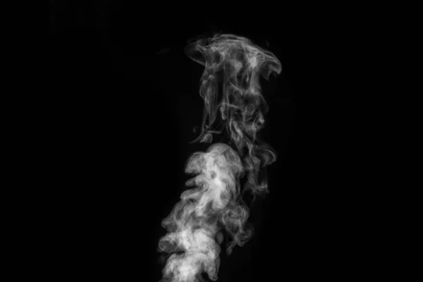 Perfecto vapor blanco rizado místico o humo aislado sobre fondo negro. Niebla de fondo abstracta o smog, elemento de diseño, diseño para collages. — Foto de Stock