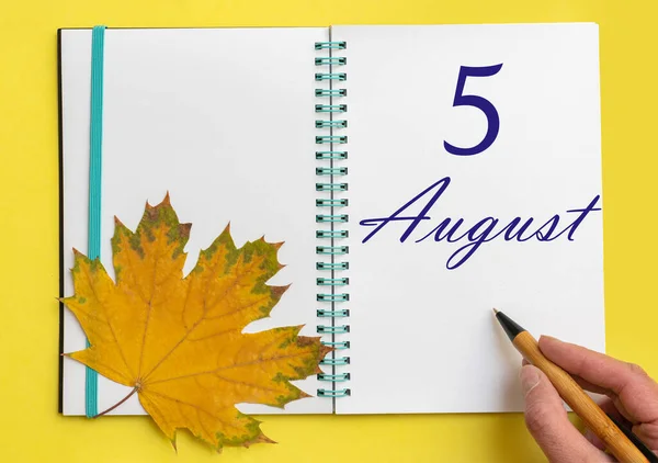 Quinto Día Agosto Mano Escribiendo Fecha Agosto Cuaderno Abierto Con — Foto de Stock