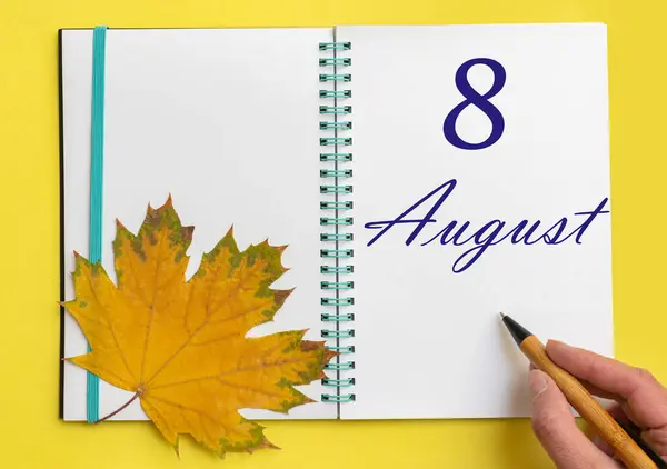 Octavo Día Agosto Mano Escribiendo Fecha Agosto Cuaderno Abierto Con — Foto de Stock