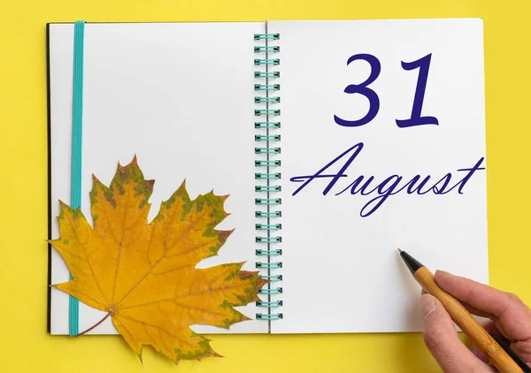 Agosto Mano Escribiendo Fecha Agosto Cuaderno Abierto Con Una Hermosa — Foto de Stock