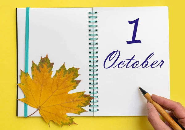 Primer Día Octubre Mano Escribiendo Fecha Octubre Cuaderno Abierto Con — Foto de Stock