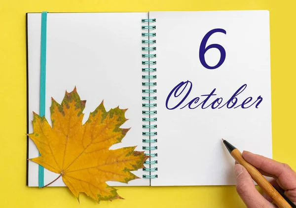 Octubre Mano Escribiendo Fecha Octubre Cuaderno Abierto Con Una Hermosa — Foto de Stock
