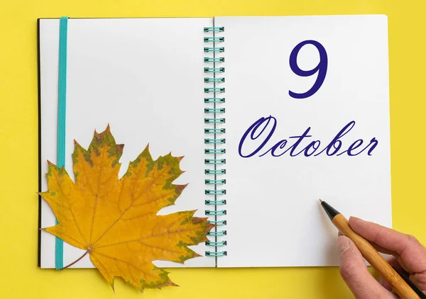 Día Octubre Mano Escribiendo Fecha Octubre Cuaderno Abierto Con Una — Foto de Stock