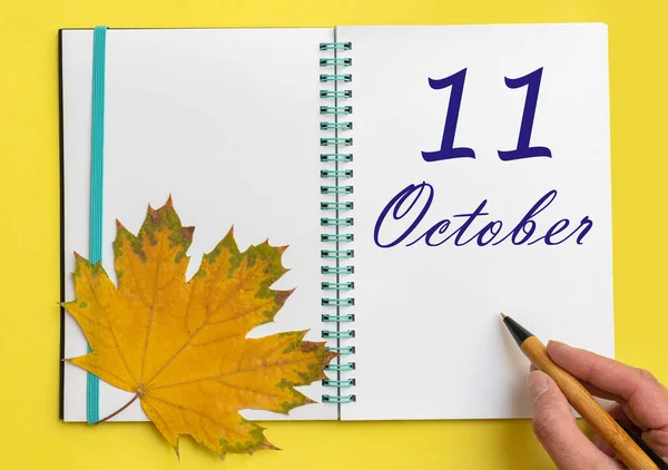 11º Día Octubre Mano Escribiendo Fecha Octubre Cuaderno Abierto Con — Foto de Stock