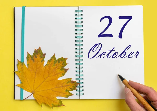 27º Día Octubre Mano Escribiendo Fecha Octubre Cuaderno Abierto Con — Foto de Stock