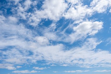 Mavi gökyüzünde güzel tüylü kümülüs bulutları. Mavi gökyüzünün mükemmel arkaplanı ve fotoğraflarınız için beyaz bulutlar, tasarım düzeni.