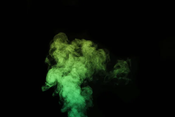 Vapor de color, humo sobre un fondo negro para superponer en sus fotos. Amarillo - humo verde, vapor, aroma, incienso. Crear fotos místicas de Halloween. Fondo abstracto, elemento de diseño —  Fotos de Stock
