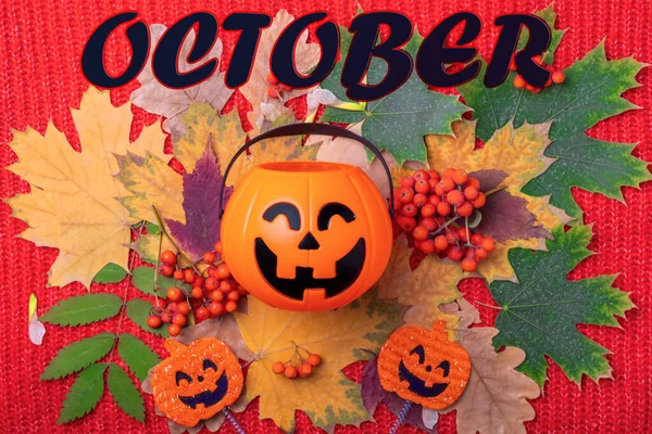El 31 de octubre es la fecha de Halloween. Halloween Jack o Linterna sobre un colorido fondo otoñal de hojas secas — Foto de Stock