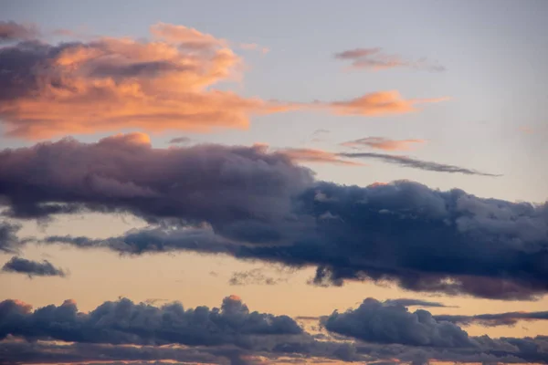 Cielo anaranjado ardiente del atardecer y nubes oscuras dramáticas del cúmulo, cielo de la tarde. Hermoso cielo perfecto para sus fotos — Foto de Stock