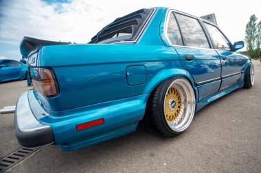 Moskova, Rusya - 13 Temmuz 2019: Seri ve özel yapım kaslı arabalı BMW festivali