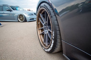 Moskova, Rusya - 13 Temmuz 2019: Seri ve özel yapım kaslı arabalı BMW festivali