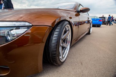 Moskova, Rusya - 13 Temmuz 2019: Seri ve özel yapım kaslı arabalı BMW festivali