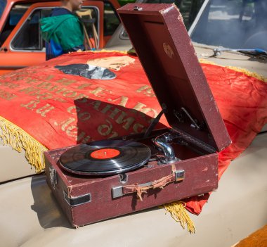 Moskova, Rusya - ö. 29 Haziran 2014: araba baca şapkası gaz-m-20 pobeda eski bir plak çalar ve gösteri koleksiyonunu retrofest yalancı bir bayrak ile