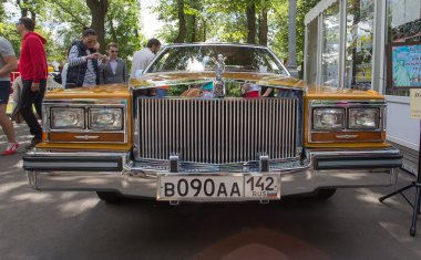 Moskova, Rusya - ö. 29 Haziran 2014: araba show toplama retrofest otomobillerin cadillac