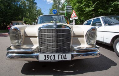 Moskova, Rusya - ö. 29 Haziran 2014: mersedes benz araba koleksiyonu retrofest araba şovu