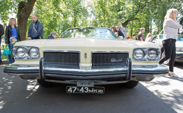 Moscou, Rússia - 29 de junho de 2014: O carro de Oldsmobile na demonstração da coleção Carros de Retrofest — Fotografia de Stock