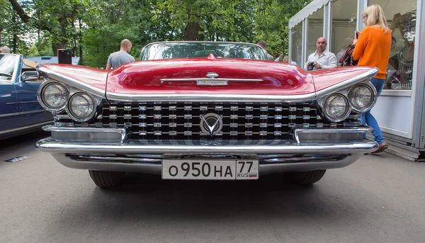 Moscú, Rusia - 29 de junio de 2014: El coche Buick en exposición de la colección de coches Retrofest — Foto de Stock