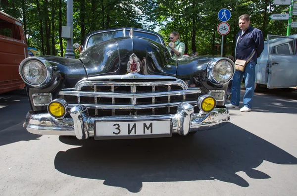 Moscow, Russia - June 29, 2014: Radiator lattice of GAZ-12 ZIM car on show of collection Retrofest cars — Stock Photo, Image