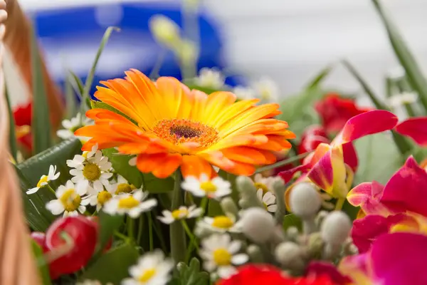 Bouquet of multi-colored flowers in a wattled basket — Stock Photo, Image