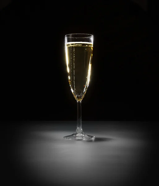Элегантный стакан виноградной лозы с пузырьками на черном фоне на светлом месте — стоковое фото