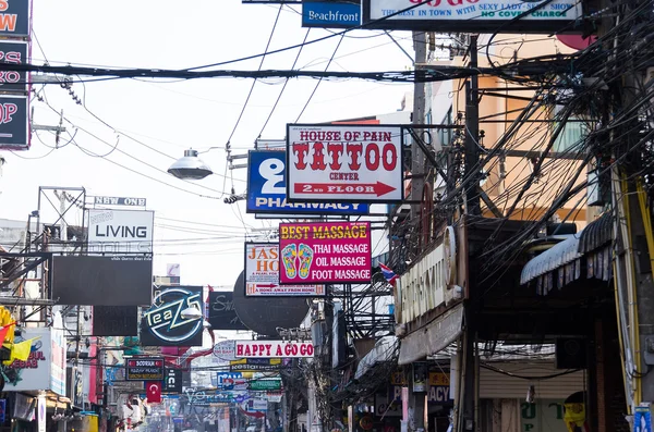 A rua de Pattaya Walking street com sinais publicitários na Tailândia à tarde — Fotografia de Stock