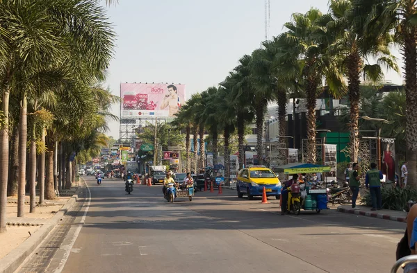 Die Straße mit regem Verkehr in Thailand am Nachmittag — Stockfoto