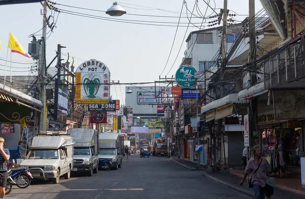 A rua de Pattaya Walking street com sinais publicitários na Tailândia à tarde — Fotografia de Stock