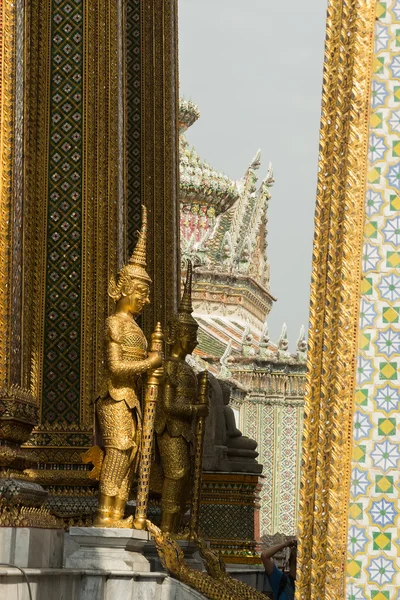 Den stora kungliga palatset och templet med Smaragdbuddhan i Bangkok, Thailand — Stockfoto