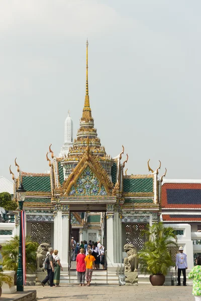 Den stora kungliga palatset och templet med Smaragdbuddhan i Bangkok, Thailand — Stockfoto