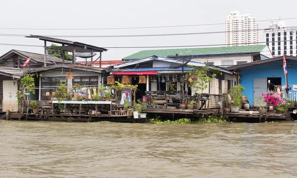 Obydlí chudých lidí na nábřeží v Bangkoku, Thajsko — Stock fotografie