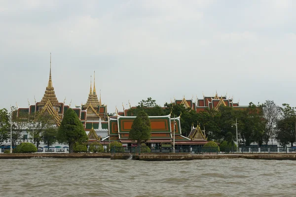 De grand Koninklijk Paleis en de tempel van de Smaragdgroene Boeddha in Bangkok, Thailand — Stockfoto