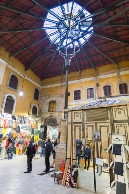 İstanbul, Türkiye - 27 Kasım 2014: Alışveriş merkezi kapalı çarşı (Kapal? arabalar?), Istanbul, Türkiye