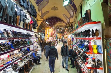 İstanbul, Türkiye - 27 Kasım 2014: Alışveriş merkezi kapalı çarşı (Kapal? arabalar?), Istanbul, Türkiye