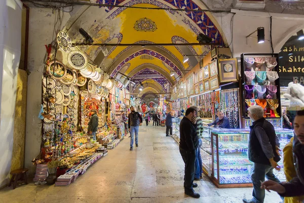 Istanbul, Turkiet - 27 November, 2014: Mall Grand Bazaar (Kapal? bilar?) i Istanbul, Turkiet — Stockfoto