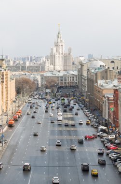 Gün boyunca Moskova çatı bulutlu havalarda binanın panoramik görünüm