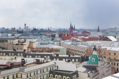 Gün boyunca Moskova çatı bulutlu havalarda binanın panoramik görünüm