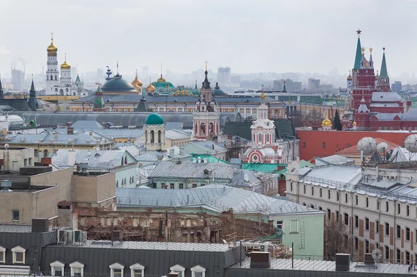 Widok budynku z dachem z Moskwy w pochmurna pogoda w ciągu dnia — Zdjęcie stockowe