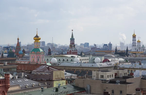 Панорамный вид здания с крыши Москвы в облачную погоду в течение дня — стоковое фото