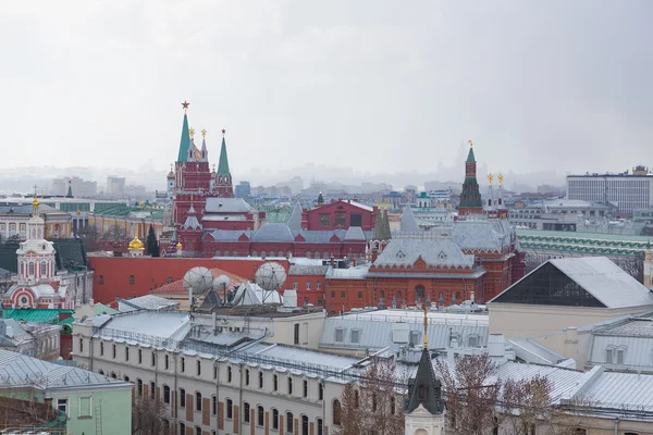 Панорамный вид здания с крыши Москвы в облачную погоду в течение дня — стоковое фото