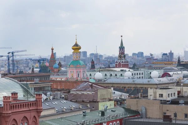 Панорамный вид здания с крыши Москвы в облачную погоду в течение дня — стоковое фото