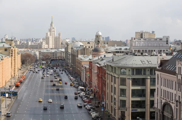 Panoramablick auf das Gebäude vom Dach Moskaus bei bewölktem Wetter am Tag — Stockfoto