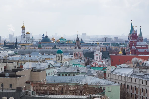 Vista panorâmica do edifício a partir do telhado de Moscou em tempo nublado durante o dia Imagens Royalty-Free