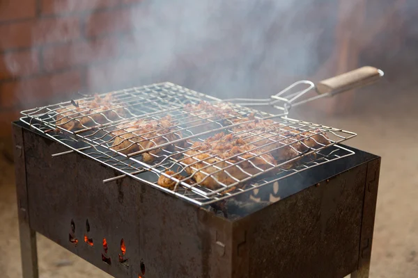 Brochettes de poulet frites appétissantes sur le gril — Photo