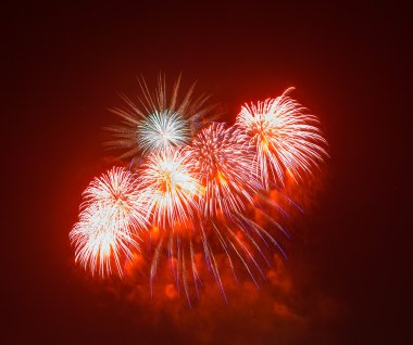 Zafer Bayramı kutlamaları onuruna gökyüzünde akşam havai fişek